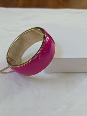 Vintage 1980s Gold-Tone Pink Enamel Hinged Bangle Bracelet